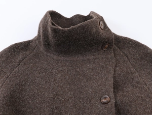 Détail du manteau épais en laine marron foncé avec col montant et boutons latéraux