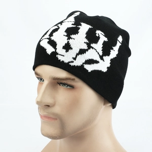 Gros plan détaillé d'un bonnet en maille noir avec jacquard graffiti blanc sur mannequin