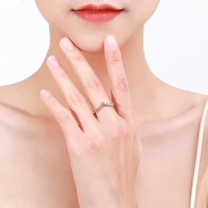 Elegant s925 silver V-shaped ring with pavé sparkling crystals for women