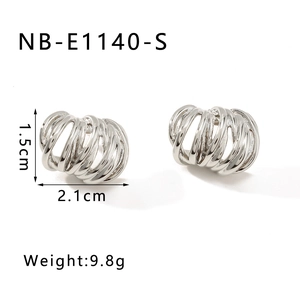 Macro de boucles d'oreilles créoles argentées texturées 2,1 cm par 1,5 cm