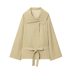 Giacca trench kaki alla moda con revers e cintura coordinata su sfondo bianco