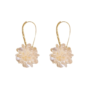 Boucles d'oreilles dorées élégantes avec diamants et pétales de fleurs en acrylique