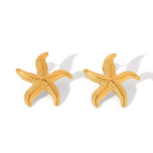 Détail de boucles d'oreilles étoile de mer dorées avec texture granuleuse fine