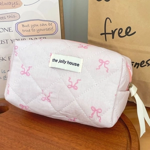 Trousse de maquillage matelassée rose avec motifs nœuds et finition en coton doux