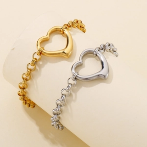 Dettagli dei bracciali con ciondolo a cuore traforato in oro e argento con maglie