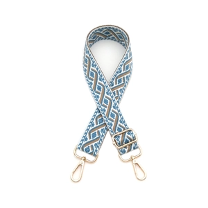 Détail de la bandoulière tissée géométrique bleue et marron avec fermoirs dorés en métal