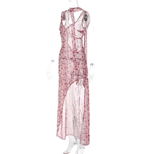 Detailansicht eines roten Blumen-Maxikleides mit hohem Beinschlitz und transparentem Chiffon