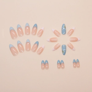 Set dettagliato di unghie a mandorla lunghe con punte French blu e decorazioni floreali