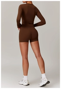Détails du dos d'un ensemble de sport marron foncé avec haut à manches longues et short