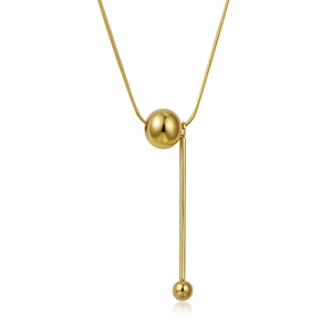 Collier avec pendentif boule en acier titane plaqué or 18 carats sur fond blanc