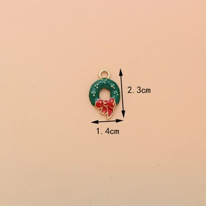Dettaglio dimensioni del ciondolo a corona di Natale verde con fiocco rosso, 2,3cm x 1,4cm