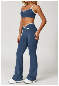 Detail van de yoga-set met hoge gekruiste taille in mistblauw met witte contrastbiezen
