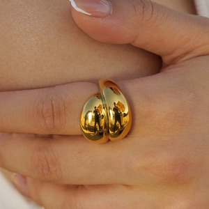 Détail macro d'une grosse bague en acier inoxydable doré avec finition miroir poli