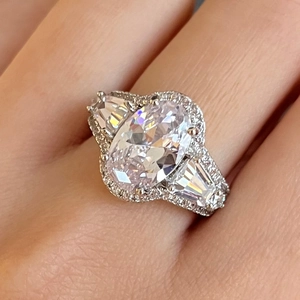 Luxe ring met ovale zirkonia, trapeziumvormige zijstenen en glanzende pavézetting