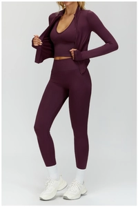 Détail d'un ensemble de sport violet sans couture à texture côtelée et taille haute