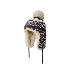 Détail du bonnet trappeur tricoté avec doublure polaire chaude et motif jacquard
