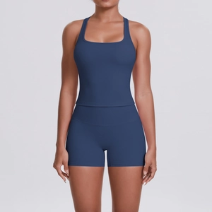 Détail de l'ensemble débardeur dos nageur et short taille haute pour yoga et sport