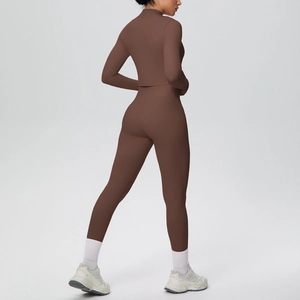 Vista posteriore di un set yoga marrone con giacca a maniche lunghe e leggings a vita alta