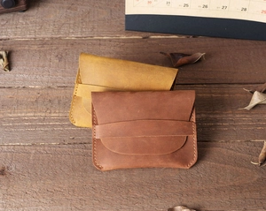 Detail of minimalist crazy horse leather card holders in tan and dark brown finishes