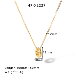 Détail macro d'un collier cœur en nacre dorée avec spécifications de taille et de poids