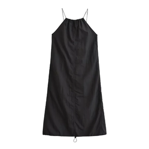 Robe fluide noire en nylon avec fines bretelles licou et coupe ample sur fond blanc