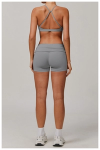 Vue arrière de l'ensemble de yoga gris montrant la coupe sans couture et le tissu élastique