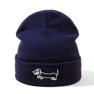 Bonnet en maille côtelée bleu marine avec broderie de teckel blanc sur le bord replié