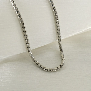 Minimalist silver stainless steel chain necklace with detailed interwoven link structure