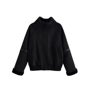 Giacca da donna in shearling nero con polsini in pelliccia e collo alto su sfondo bianco