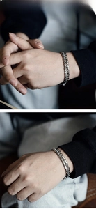 Vue détaillée du bracelet gourmette en acier poli avec boucle carrée sur le poignet