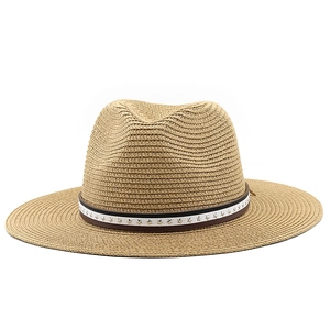 Chapeau Panama en paille avec bande décorative étoilée sur fond blanc immaculé