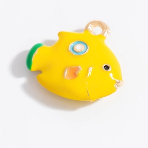 Gros plan détaillé d'un pendentif poisson jaune fait main pour bijoux personnalisés