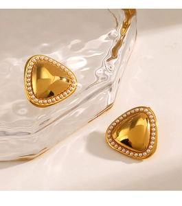 Gros plan détaillé de boucles d'oreilles triangulaires dorées avec incrustation de perles