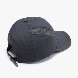 Berretto da baseball in mesh grigio scuro con tessuto traspirante e cinturino regolabile