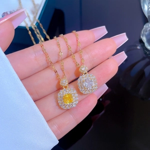 Collier de luxe doré avec pendentif carré, zircon jaune et entourage de petits brillants