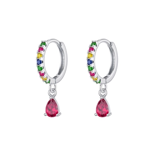 Vue macro de boucles d'oreilles argentées serties de zircons et cristal en goutte