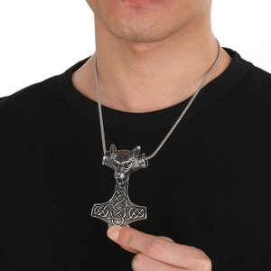 Pendentif Viking argenté avec tête de loup et Mjölnir celtique sur un mannequin homme