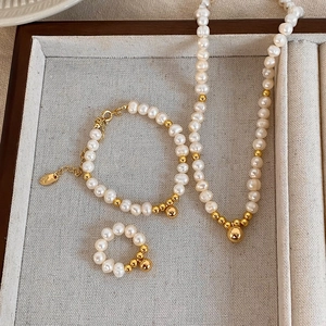 Ensemble vintage français avec perles naturelles et pendentifs dorés sur plateau