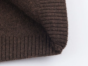 Gros plan sur la maille côtelée marron foncé avec texture mohair douce et fibres duveteuses
