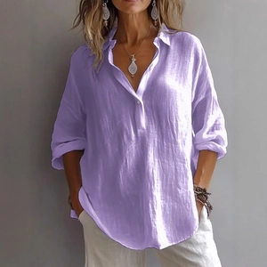 Détail d'une chemise violette en coton et lin avec col en V et coupe décontractée