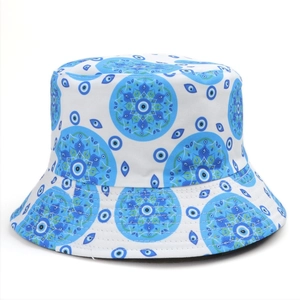 Dettaglio cappello alla pescatora blu e bianco con motivi mandala e malocchio