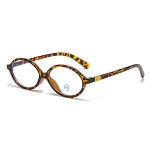 Lunettes anti-lumière bleue rétro écaillées avec détails en métal doré sur fond blanc pur