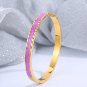 Gouden titanium stalen armband met een elegante paarse marmeren inleg voor dames