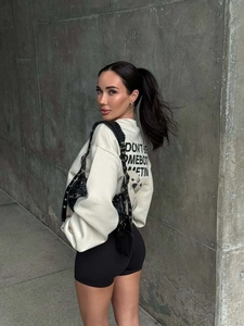Sweat-shirt oversize crème avec texte graphique imprimé au dos et look de style urbain