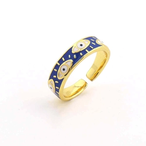 Dettaglio dell'anello Evil Eye dorato con smalto blu e accenti in zircone lucido