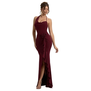 Detalle del vestido burdeos con cuello halter, flor 3D en cintura y abertura alta