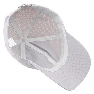Détail de la casquette de baseball en maille respirante avec boucle en métal réglable