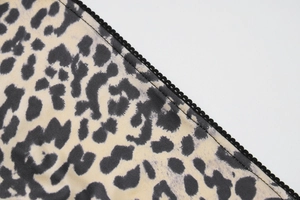 Nahaufnahme von Leopardenmuster-Stoffdetails und Nähten am rückenfreien Kleid