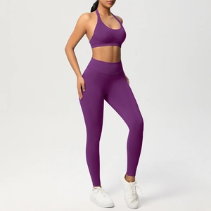 Dettaglio del reggiseno sportivo viola con scollo all'americana e leggings yoga a vita alta