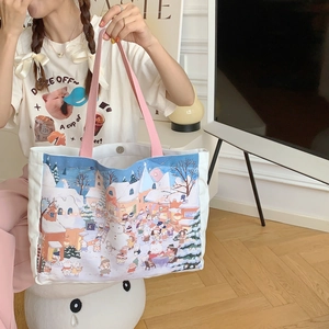Vue détaillée du sac cabas en toile avec illustration hivernale et fermeture à pression